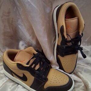 Jordan 1 Low SE Men's Tan and Black Sneakers US 8